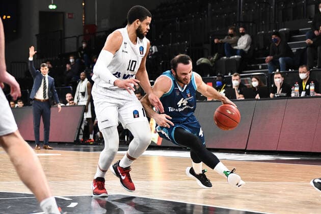 Basketball I Mens I 2021 2022 Season I Eurocup I Matchday 9 I Hamburg Towers TURK TELEKOM ANKARA I 11 01 2022 Can Ogut 44, TURK TELEKOM ANKARA vs Ray McCallum 10, Point Guard, Hamburg Towers Hamburg edel optics de Arena Hamburg Germany Copyright: xLobeca Hannigx