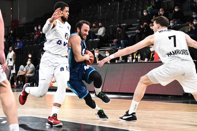 Basketball I Mens I 2021 2022 Season I Eurocup I Matchday 9 I Hamburg Towers TURK TELEKOM ANKARA I 11 01 2022 Can Ogut 44, TURK TELEKOM ANKARA vs Ray McCallum 10, Point Guard, Hamburg Towers Hamburg edel optics de Arena Hamburg Germany Copyright: xLobeca Hannigx