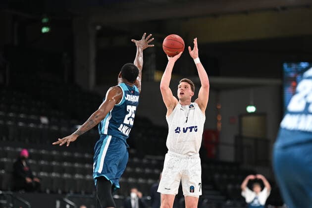 Basketball I Men I 2021 2022 season I EuroCup I Group A I Hamburg Towers Turk Telekom Ankara I 11 01 2022 Jajuan Johnson 25, Turk Telekom Ankara wants to prevent the throw of Lukas Meisner 7, Hamburg Towers Hamburg Wilhelmsburg edel optics de Arena Hamburg Germany Copyright: xLobeca Schlikisx