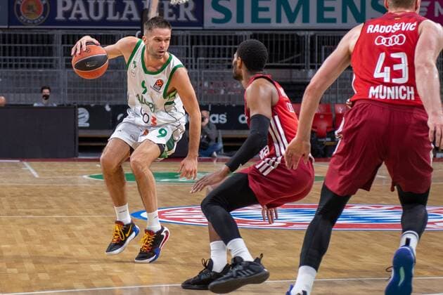 Mantas Kalnietis 9 Zalgiris Kaunas , Corey Walden 2 FC Bayern , FC Bayern Basketball vs Zalgiris Kaunas, Euroleague, 11 01 2022 Munich Bavaria Germany Copyright: xkolbert-press UlrichxGamelx