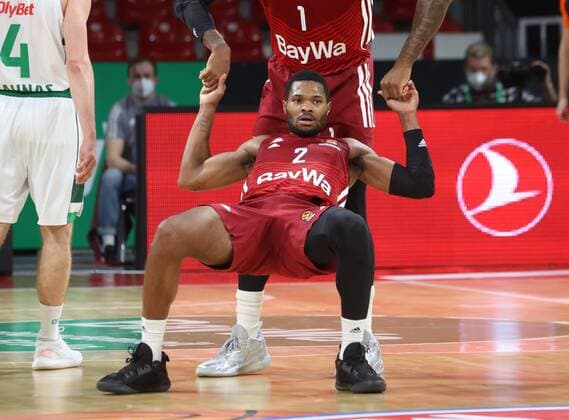 Help for Bayerns 2 Corey WALDEN Basketball, FC Bayern Kaunas, on 11 01 2022, Basketball Euroleague, FC Bayern Basketball Zalgiris Kaunas, 2021 2022 season, in Munich, A U D I D O M E, Germany Source Copyright Credit Oryk HAIST xx