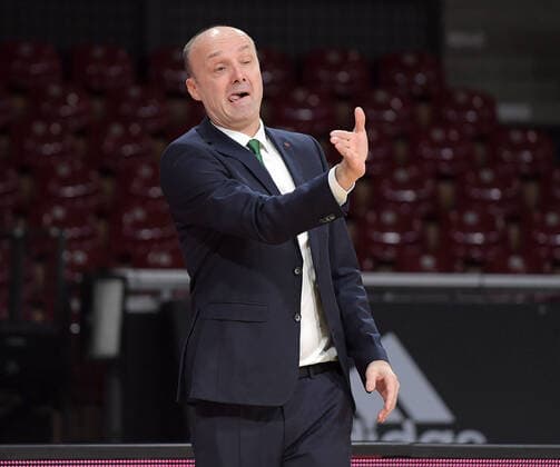 11 01 2022, xemx, basketball euroleague, FC Bayern Muenchen Zalgiris Kaunas emspor, v l head coach Jure Zdovc Zalgiris Kaunas gives instructions, gestures with arms, gesticulate, gives instructions Muenchen