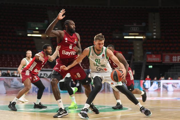 Duel between Othello Hunter Bayern Basketball, 8 and Edgaras Ulanovas BC Zalgiris Kaunas, 92 GER, FC Bayern Basketball vs BC Zalgiris Kaunas, Basketball, EuroLeague, Season 2021 2022, 11 01 2022, GER, FC Bayern Basketball vs BC Zalgiris Kaunas, Basketball, EuroLeague, Season 2021 2022, 11 01 2022, Muenchen Copyright: xEIBNER MarcelxEngelbrechtx EP_EER