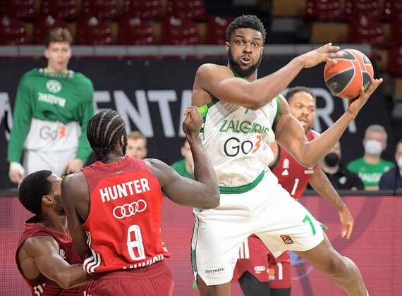 11 01 2022, xemx, basketball euroleague, FC Bayern Muenchen Zalgiris Kaunas emspor, v l Othello Hunter FC Bayern Basketball , Josh Nebo Zalgiris Kaunas Muenchen