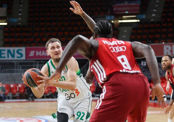 11 01 2022, Basketball Euroleague, FC Bayern vs Zalgiris Kaunas, Audi Dome Munich, sports, in the picture Edgaras Ulanovas Kaunas vs Othello Hunter FCB Basketball