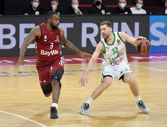 11 01 2022, xemx, Basketball Euroleague, FC Bayern Muenchen Zalgiris Kaunas emspor, v l Kelvin Creswell Rivers FC Bayern Basketball , Janis Stelnieks Zalgiris Kaunas Muenchen