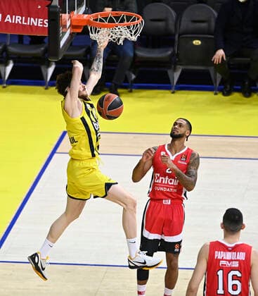 Sehmus Hazer (L) of Fenerbahce Beko Istanbul and Tyler Dorsey (R) of Olympiacos Piraeus during the Turkish Airlines Euroleague Basketball match between Fenerbahce Beko Istanbul and Olympiacos Piraeus at Ulker Arena in Istanbul , Turkey on January 11, 2022. ( Photo : Seskimphoto ) 