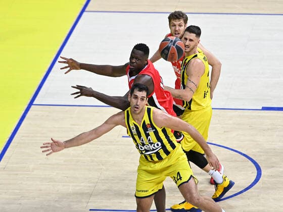 Ahmet Duverioglu , Achille Polonara (33) of Fenerbahce Beko Istanbul and Moustapha Fall of Olympiacos Piraeus during the Turkish Airlines Euroleague Basketball match between Fenerbahce Beko Istanbul and Olympiacos Piraeus at Ulker Arena in Istanbul , Turkey on January 11, 2022. ( Photo : Seskimphoto ) 