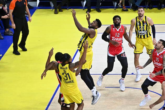 Jehyve Floyd (25) , Marko Guduric (23) , Devin Booker (31) of Fenerbahce Beko Istanbul and Hassan Martin (12) ,Georgios Printezis (15) of Olympiacos Piraeus during the Turkish Airlines Euroleague Basketball match between Fenerbahce Beko Istanbul and Olympiacos Piraeus at Ulker Arena in Istanbul , Turkey on January 11, 2022. ( Photo : Seskimphoto ) 