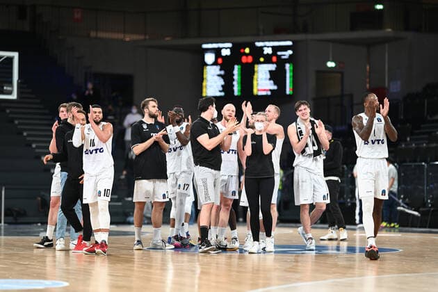 Basketball I Men I Season 2021 2022 I EuroCup I Group A I Hamburg Towers Turk Telekom Ankara I 11 01 2022 Happy faces after the game, jubilation after the victory, victory Hamburg Towers against Turk Telekom Ankara Hamburg Wilhelmsburg edel optics de Arena Hamburg Germany Copyright: xLobeca Schlikisx