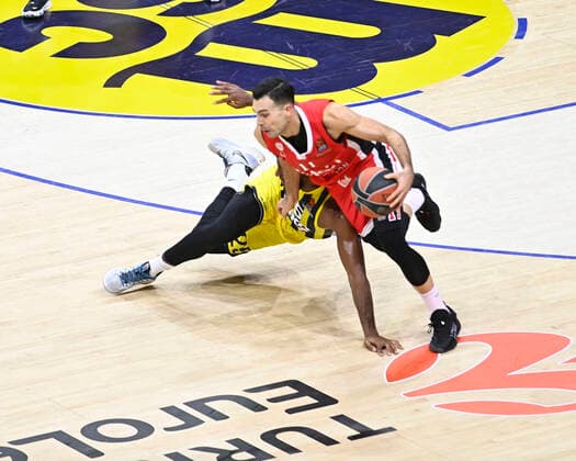 Jehve Floyd (25) of Fenerbahce Beko Istanbul and Kostas Sloukas (11) of Olympiacos Piraeus during the Turkish Airlines Euroleague Basketball match between Fenerbahce Beko Istanbul and Olympiacos Piraeus at Ulker Arena in Istanbul , Turkey on January 11, 2022. ( Photo : Seskimphoto ) 