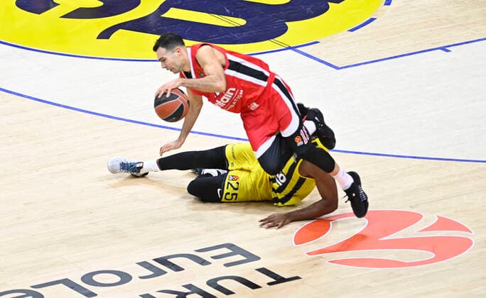 Jehve Floyd (25) of Fenerbahce Beko Istanbul and Kostas Sloukas (11) of Olympiacos Piraeus during the Turkish Airlines Euroleague Basketball match between Fenerbahce Beko Istanbul and Olympiacos Piraeus at Ulker Arena in Istanbul , Turkey on January 11, 2022. ( Photo : Seskimphoto ) 
