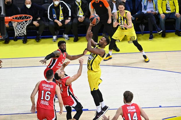 Dyshawn Pierre (21) of Fenerbahce Beko Istanbul and Kostas Sloukas (11) of Olympiacos Piraeus during the Turkish Airlines Euroleague Basketball match between Fenerbahce Beko Istanbul and Olympiacos Piraeus at Ulker Arena in Istanbul , Turkey on January 11, 2022. ( Photo : Seskimphoto ) 