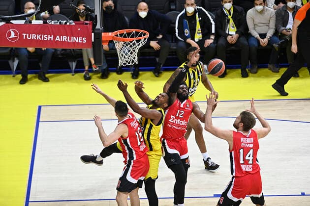 Dyshawn Pierre (21) of Fenerbahce Beko Istanbul and Kostas Papanikolaou (16) , Hassan Martin (12) , Sasha Vezenkov (14) of Olympiacos Piraeus during the Turkish Airlines Euroleague Basketball match between Fenerbahce Beko Istanbul and Olympiacos Piraeus at Ulker Arena in Istanbul , Turkey on January 11, 2022. ( Photo : Seskimphoto ) 