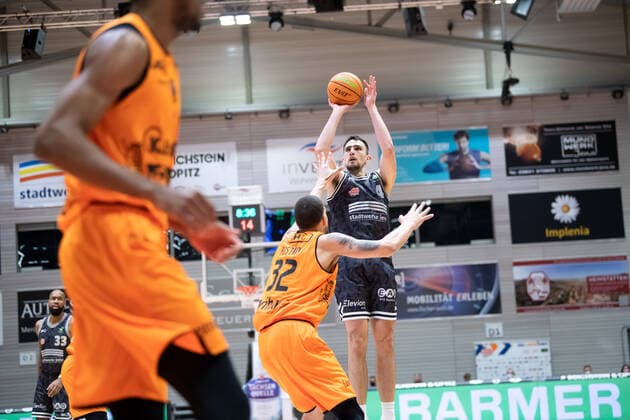 BARMER 2 Basketball Bundesliga Season 2021 2022 Matchday 18 on 11 01 22 Medipolis SC Jena vs wiha Panthers Schwenningen v re Alexander Herrera Jena throwing against Waverly Austin Schwenningen Sparkassen Arena