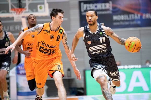 BARMER 2 Basketball Bundesliga season 2021 2022 Matchday 18 on 11 01 22 Medipolis SC Jena vs wiha Panthers Schwenningen v re Rayshawn Simmons Jena on the ball against Grant Sitton Schwenningen Sparkassen Arena