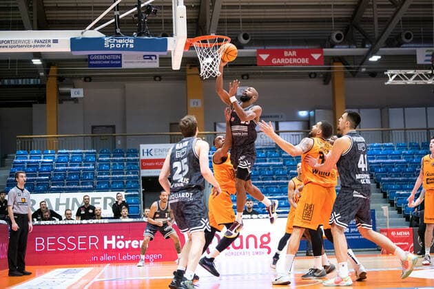 BARMER 2 Basketball Bundesliga Saison 2021 2022 Spieltag 18 am 11 01 22 Medipolis SC Jena vs wiha Panthers Schwenningen center Brandon Thomas Jena taking a basket against Esosa Kelvin Okundaye Schwenningen Sparkassen Arena