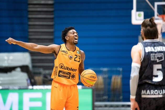 BARMER 2 Basketball Bundesliga Season 2021 2022 Matchday 18 on 11 01 22 Medipolis SC Jena vs wiha Panthers Schwenningen v li energetic on the ball Raiquan Leeandre Clark Schwenningen vs Nico Brauner Jena Sparkassen Arena