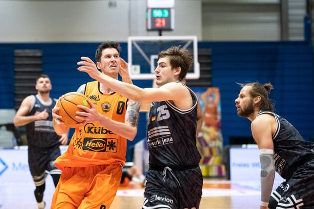BARMER 2 Basketball Bundesliga season 2021 2022 Matchday 18 on 11 01 22 Medipolis SC Jena vs wiha Panthers Schwenningen v li Grant Sitton Schwenningen on the ball against Lorenz Bank Jena Sparkassen Arena