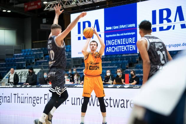 BARMER 2 Basketball Bundesliga Season 2021 2022 Matchday 18 on 11 01 22 Medipolis SC Jena vs wiha Panthers Schwenningen center Leon Hoppe Schwenningen throwing against left Julius Wolf Jena Sparkassen Arena