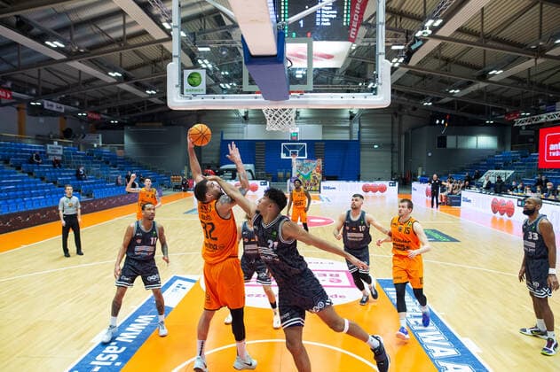 BARMER 2 Basketball Bundesliga season 2021 2022 Matchday 18 on 11 01 22 Medipolis SC Jena vs wiha Panthers Schwenningen v li Waverly Austin Schwenningen at the basket against Rafael Alberton Jena Sparkassen Arena