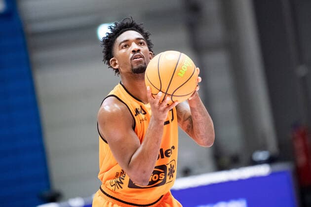BARMER 2 Basketball Bundesliga Season 2021 2022 Matchday 18 on 11 01 22 Medipolis SC Jena vs wiha Panthers Schwenningen Raiquan Kelvin Clark Schwenningen shooting a free throw, portrait Sparkassen Arena
