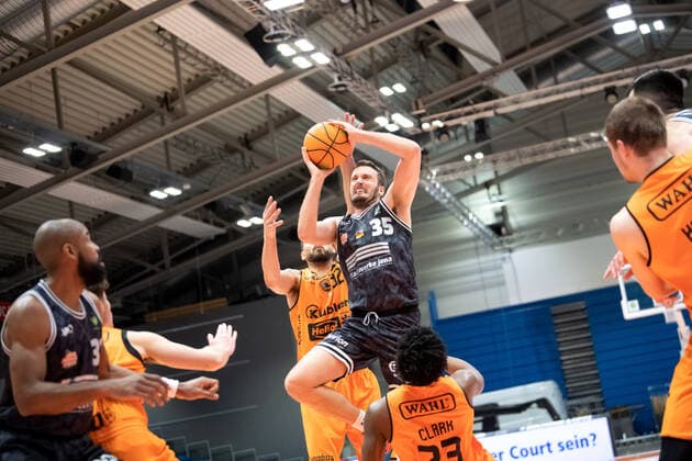 BARMER 2 Basketball Bundesliga Season 2021 2022 Matchday 18 on 11 01 22 Medipolis SC Jena vs wiha Panthers Schwenningen center Stephan Haukohl Jena taking a tough shot against Waverly Austin Schwenningen Sparkassen Arena