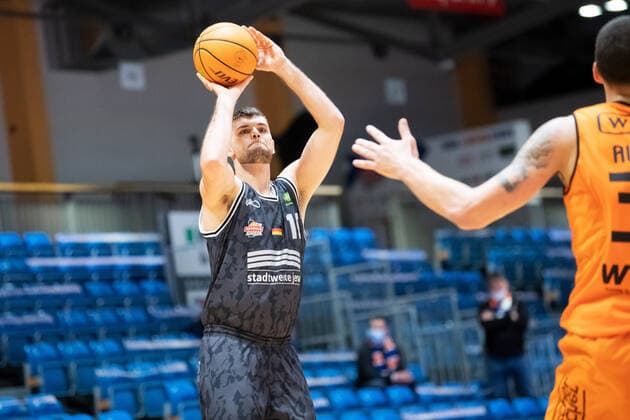 BARMER 2 Basketball Bundesliga season 2021 2022 Matchday 18 on 11 01 22 Medipolis SC Jena vs wiha Panthers Schwenningen Julius Wolf Jena in his 250 game for Jena with the throw Sparkassen Arena