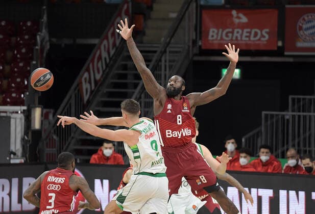 11 01 2022, xemx, Basketball Euroleague, FC Bayern Muenchen Zalgiris Kaunas emspor, v l Mantas Kalnietis Zalgiris Kaunas , Othello Hunter FC Bayern Basketball Muenchen