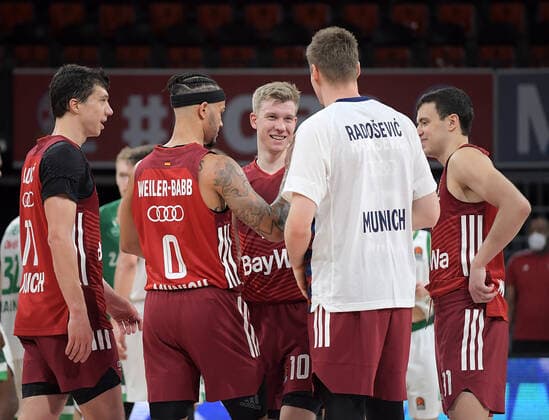 11 01 2022, xemx, basketball euroleague, FC Bayern Muenchen Zalgiris Kaunas emspor, v l team, players, cheer at the end of the match, celebrate at the end of the match Muenchen