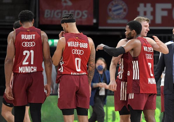 11 01 2022, xemx, basketball euroleague, FC Bayern Muenchen Zalgiris Kaunas emspor, v l team, players, cheer at the end of the match, celebrate at the end of the match Muenchen