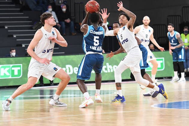 Basketball I Mens I 2021 2022 Season I Eurocup I Matchday 9 I Hamburg Towers TURK TELEKOM ANKARA I 11 01 2022 Anthony Clemmons 5, TURK TELEKOM ANKARA , Caleb Homesley 5, Shooting Guard, Hamburg Towers and Maik Kotsar 11, Center, Hamburg Towers Hamburg edel optics de Arena Hamburg Germany Copyright: xLobeca Hannigx