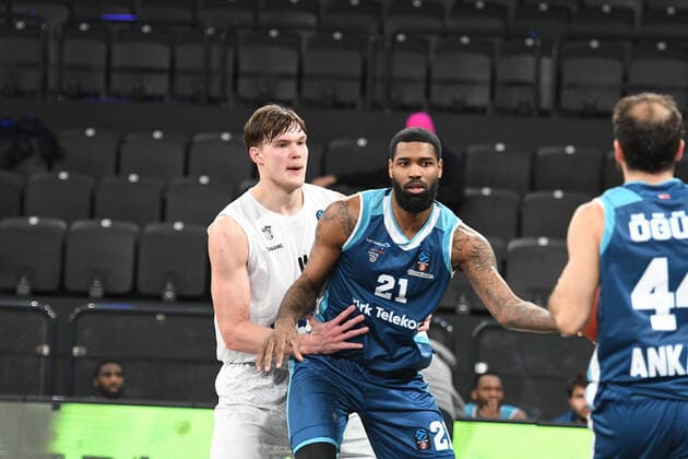 Basketball I Men I Season 2021 2022 I Eurocup I 9 Matchday I Hamburg Towers TURK TELEKOM ANKARA I 11 01 2022 Maik Kotsar 11, Center, Hamburg Towers vs Octavius Ellis 21, TURK TELEKOM ANKARA Hamburg edel optics de Arena Hamburg Germany Copyright: xLobeca Hannigx