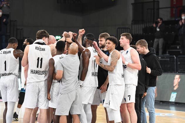 Basketball I Men I Season 2021 2022 I Eurocup I 9 Matchday I Hamburg Towers TURK TELEKOM ANKARA I 11 01 2022 The Hamburg Towers cheer Hamburg edel optics de Arena Hamburg Germany Copyright: xLobeca Hannigx