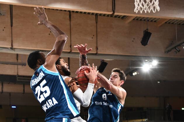 Basketball I Men I 2021 2022 season I Eurocup I 9 matchday I Hamburg Towers TURK TELEKOM ANKARA I 11 01 2022 Jajuan Johnson 25, TURK TELEKOM ANKARA under the basket with Ray McCallum 10, point guard, Hamburg Towers and 8, TURK TELEKOM ANKARA Hamburg edel optics de Arena Hamburg Germany Copyright: xLobeca Hannigx