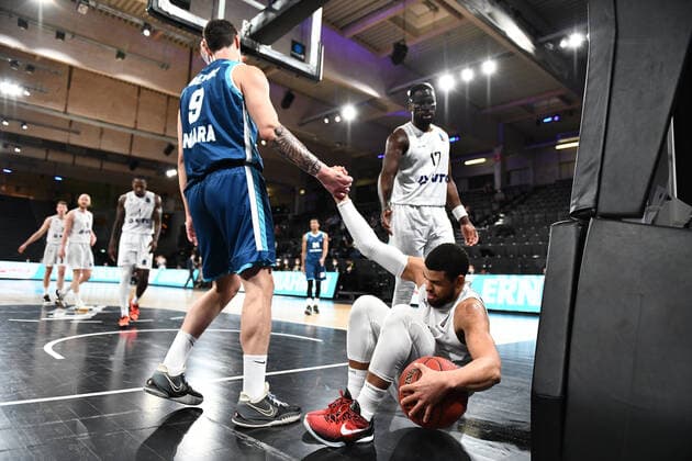 Basketball I Men I 2021 2022 Season I Eurocup I 9 Matchday I Hamburg Towers TURK TELEKOM ANKARA I 11 01 2022 Samet Geyik 9, TURK TELEKOM ANKARA hilt Ray McCallum 10, Point Guard, Hamburg Towers Hamburg edel optics de Arena Hamburg Germany Copyright: xLobeca Hannigx