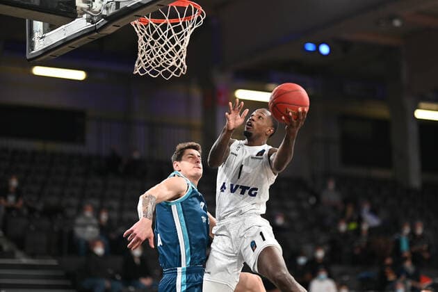 Basketball I Men I Season 2021 2022 I EuroCup I Group A I Hamburg Towers Turk Telekom Ankara I 11 01 2022 Zach Brown 1, Hamburg Towers puts the ball in the basket Hamburg Wilhelmsburg edel optics de Arena Hamburg Germany Copyright: xLobeca Schlikisx