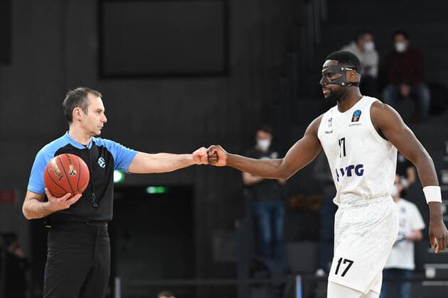Basketball I men I season 2021 2022 I Eurocup I 9 matchday I Hamburg Towers TURK TELEKOM ANKARA I 11 01 2022 referee and Eddy Edigin 17, Center, Hamburg Towers Hamburg edel optics de Arena Hamburg Germany Copyright: xLobeca Hannigx