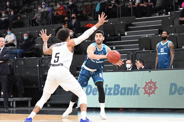 Basketball I Men I 2021 2022 Season I Eurocup I Matchday 9 I Hamburg Towers TURK TELEKOM ANKARA I 11 01 2022 Erdi Gulaslan 6, TURK TELEKOM ANKARA vs Caleb Homesley 5, Shooting Guard, Hamburg Towers Hamburg edel optics de Arena Hamburg Germany Copyright: xLobeca Hannigx