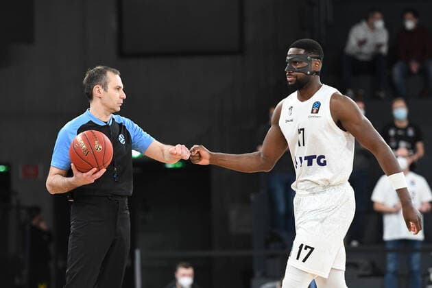 Basketball I Men I 2021 2022 season I Eurocup I 9 matchday I Hamburg Towers TURK TELEKOM ANKARA I 11 01 2022 Eddy Edigin 17, center, Hamburg Towers welcomes the referee Hamburg edel optics de Arena Hamburg Germany Copyright: xLobeca Hannigx