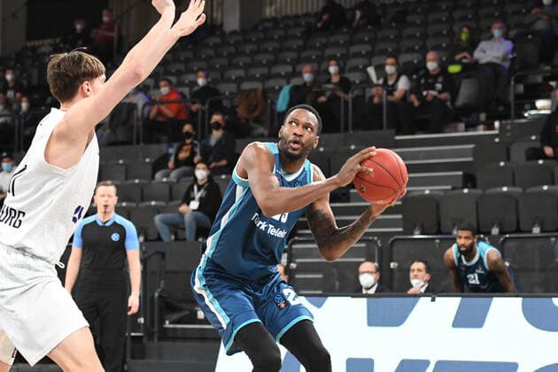 Basketball I Men I Season 2021 2022 I Eurocup I 9 Matchday I Hamburg Towers TURK TELEKOM ANKARA I 11 01 2022 Maik Kotsar 11, Center, Hamburg Towers vs Jajuan Johnson 25, TURK TELEKOM ANKARA Hamburg edel optics de Arena Hamburg Germany Copyright: xLobeca Hannigx