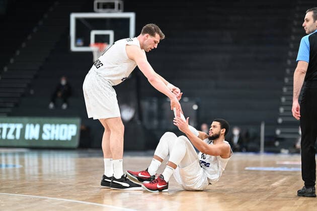 Basketball I Men I 2021 2022 season I EuroCup I Group A I Hamburg Towers Turk Telekom Ankara I 11 01 2022 Lukas Meisner 7, Hamburg Towers helps Ray McCallum 10, Hamburg Towers on Hamburg Wilhelmsburg edel optics de Arena Hamburg Germany Copyright: xLobeca Schlikisx