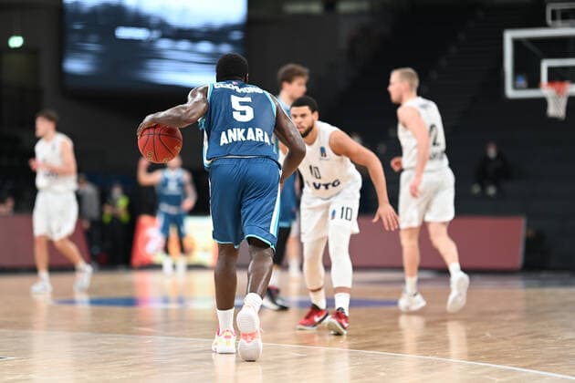 Basketball I Mens I 2021 2022 Season I EuroCup I Group A I Hamburg Towers Turk Telekom Ankara I 11 01 2022 Anthony Clemmons 5, Turk Telekom Ankara dribbles on Ray McCallum 10, Hamburg Towers to Hamburg Wilhelmsburg edel optics de Arena Hamburg Germany Copyright: xLobeca Schlikisx