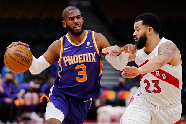 January 11, 2022, Toronto, ON, CANADA: Phoenix Suns guard Chris Paul (3) protects the ball from Toronto Raptors guard Fred VanVleet (23) during first half NBA, Basketball Herren, USA basketball action in Toronto on Tuesday, January 11, 2022. Canada News - January 11, 2022  - ZUMAc35_ 20220111_zaf_c35_048 Copyright: xFrankxGunnx