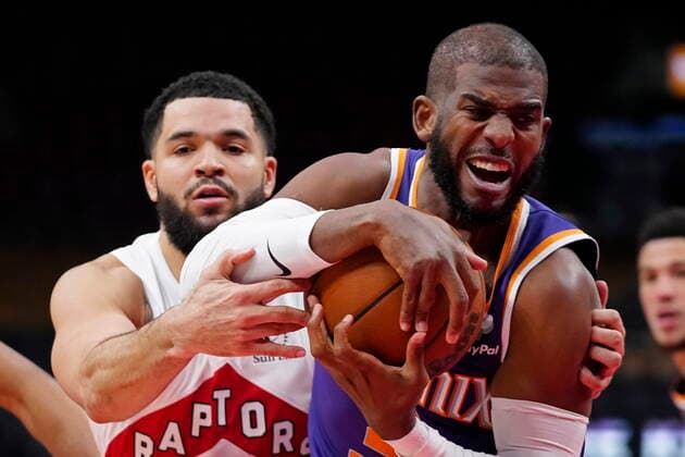 January 11, 2022, Toronto, ON, CANADA: Toronto Raptors guard Fred VanVleet (23) and Phoenix Suns guard Chris Paul (3) battle for the ball during second half NBA, Basketball Herren, USA basketball action in Toronto on Tuesday, January 11, 2022. Canada News - January 11, 2022  - ZUMAc35_ 20220111_zaf_c35_052 Copyright: xFrankxGunnx