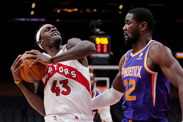 January 11, 2022, Toronto, ON, CANADA: Toronto Raptors forward Pascal Siakam (43) protects the ball from Phoenix Suns centre Deandre Ayton (22) during second half NBA, Basketball Herren, USA basketball action in Toronto on Tuesday, January 11, 2022. Canada News - January 11, 2022  - ZUMAc35_ 20220111_zaf_c35_053 Copyright: xFrankxGunnx