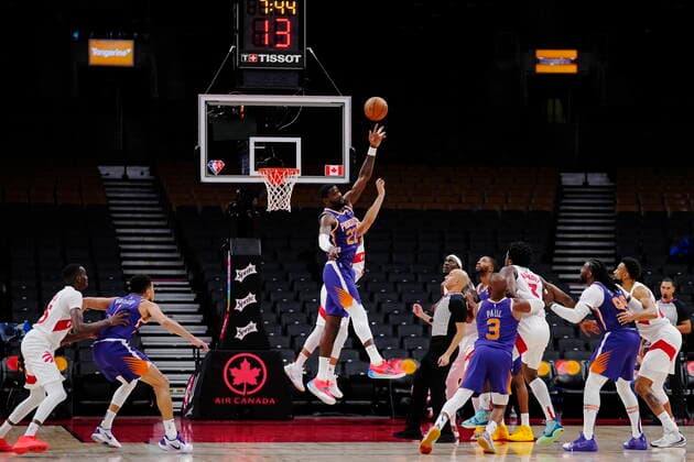 January 11, 2022, Toronto, ON, CANADA: The Toronto Raptors and Phoenix Suns line up for a jump-ball during second half NBA, Basketball Herren, USA basketball action in Toronto on Tuesday, January 11, 2022. Canada News - January 11, 2022  - ZUMAc35_ 20220111_zaf_c35_055 Copyright: xFrankxGunnx