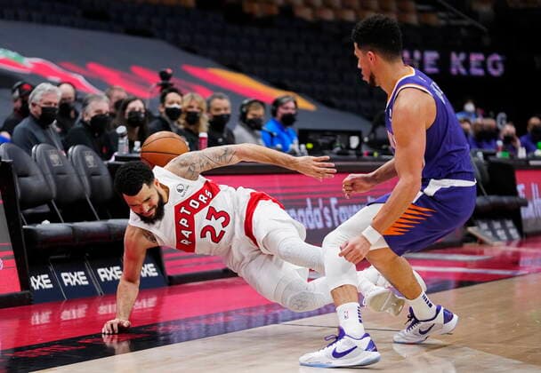 January 11, 2022, Toronto, ON, CANADA: Phoenix Suns guard Devin Booker (1) knocks over Toronto Raptors guard Fred VanVleet (23) during second half NBA, Basketball Herren, USA basketball action in Toronto on Tuesday, January 11, 2022. Canada News - January 11, 2022  - ZUMAc35_ 20220111_zaf_c35_056 Copyright: xFrankxGunnx