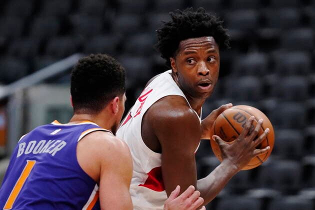 January 11, 2022, Toronto, ON, CANADA: Toronto Raptors forward OG Anunoby (3) looks for a lane as Phoenix Suns guard Devin Booker (1) defends during second half NBA, Basketball Herren, USA basketball action in Toronto on Tuesday, January 11, 2022. Canada News - January 11, 2022  - ZUMAc35_ 20220111_zaf_c35_058 Copyright: xFrankxGunnx