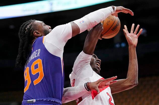 January 11, 2022, Toronto, ON, CANADA: Phoenix Suns forward Jae Crowder (99) fouls Toronto Raptors forward Chris Boucher (25) during second half NBA, Basketball Herren, USA basketball action in Toronto on Tuesday, January 11, 2022. Canada News - January 11, 2022  - ZUMAc35_ 20220111_zaf_c35_062 Copyright: xFrankxGunnx